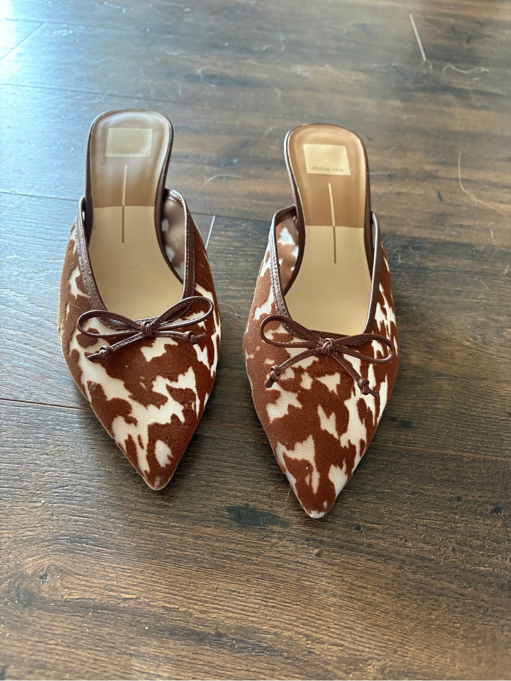Dolce Vita Cleo Brown & White Pointed Bow-Accent Mule Flats
